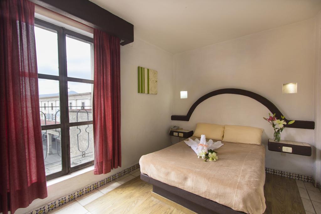 Hotel Plaza Морелия Екстериор снимка